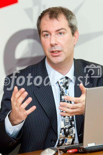(C)fotodienst/Anna Rauchenberger Wien, 17.02.2011 - Österreichs Unternehmen setzen zunehmend auf soziale Medien. Laut einer aktuellen Studie gaben 48 Prozent der Betriebe an, soziale Medien zu nutzen. Vor einem Jahr waren es erst 39 Prozent. Facebook, Twitter und Xing sind dabei die beliebtesten Plattformen. Zwei Drittel der Nutzer sozialer Medien gaben an, zumindest wöchentlich Neuigkeiten zu posten, 18 Prozent tun dies sogar täglich. Allerdings setzt nur ein Viertel jener Unternehmen, die bereits in sozialen Medien aktiv sind, strategische Ziele bei der Nutzung dieser Plattformen. In zwei Drittel der Unternehmen fehlt auch eine Mitarbeiter-Richtlinie. Laga betonte die Bedeutung von Social Media-Guidelines und stellte das Programm des E-Day am 3. März 2011 vor, der heuer im Zeichen von sozialen Medien im Unternehmen steht. FOTO: Gerhard Laga, Leiter des WKÖ E-Centers während der Studienpräsentation