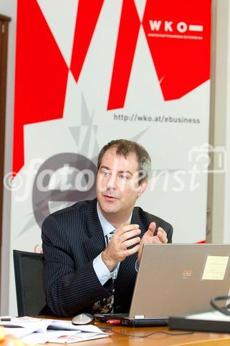 (C)fotodienst/Anna Rauchenberger Wien, 17.02.2011 - Österreichs Unternehmen setzen zunehmend auf soziale Medien. Laut einer aktuellen Studie gaben 48 Prozent der Betriebe an, soziale Medien zu nutzen. Vor einem Jahr waren es erst 39 Prozent. Facebook, Twitter und Xing sind dabei die beliebtesten Plattformen. Zwei Drittel der Nutzer sozialer Medien gaben an, zumindest wöchentlich Neuigkeiten zu posten, 18 Prozent tun dies sogar täglich. Allerdings setzt nur ein Viertel jener Unternehmen, die bereits in sozialen Medien aktiv sind, strategische Ziele bei der Nutzung dieser Plattformen. In zwei Drittel der Unternehmen fehlt auch eine Mitarbeiter-Richtlinie. Laga betonte die Bedeutung von Social Media-Guidelines und stellte das Programm des E-Day am 3. März 2011 vor, der heuer im Zeichen von sozialen Medien im Unternehmen steht. FOTO: Gerhard Laga, Leiter des WKÖ E-Centers während der Studienpräsentation