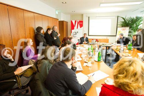 (C)fotodienst/Anna Rauchenberger Wien, 17.02.2011 - Österreichs Unternehmen setzen zunehmend auf soziale Medien. Laut einer aktuellen Studie gaben 48 Prozent der Betriebe an, soziale Medien zu nutzen. Vor einem Jahr waren es erst 39 Prozent. Facebook, Twitter und Xing sind dabei die beliebtesten Plattformen. Zwei Drittel der Nutzer sozialer Medien gaben an, zumindest wöchentlich Neuigkeiten zu posten, 18 Prozent tun dies sogar täglich. Allerdings setzt nur ein Viertel jener Unternehmen, die bereits in sozialen Medien aktiv sind, strategische Ziele bei der Nutzung dieser Plattformen. In zwei Drittel der Unternehmen fehlt auch eine Mitarbeiter-Richtlinie. Laga betonte die Bedeutung von Social Media-Guidelines und stellte das Programm des E-Day am 3. März 2011 vor, der heuer im Zeichen von sozialen Medien im Unternehmen steht.