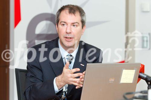 (C)fotodienst/Anna Rauchenberger Wien, 17.02.2011 - Österreichs Unternehmen setzen zunehmend auf soziale Medien. Laut einer aktuellen Studie gaben 48 Prozent der Betriebe an, soziale Medien zu nutzen. Vor einem Jahr waren es erst 39 Prozent. Facebook, Twitter und Xing sind dabei die beliebtesten Plattformen. Zwei Drittel der Nutzer sozialer Medien gaben an, zumindest wöchentlich Neuigkeiten zu posten, 18 Prozent tun dies sogar täglich. Allerdings setzt nur ein Viertel jener Unternehmen, die bereits in sozialen Medien aktiv sind, strategische Ziele bei der Nutzung dieser Plattformen. In zwei Drittel der Unternehmen fehlt auch eine Mitarbeiter-Richtlinie. Laga betonte die Bedeutung von Social Media-Guidelines und stellte das Programm des E-Day am 3. März 2011 vor, der heuer im Zeichen von sozialen Medien im Unternehmen steht. FOTO: Gerhard Laga, Leiter des WKÖ E-Centers während der Studienpräsentation