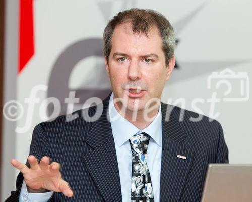 (C)fotodienst/Anna Rauchenberger Wien, 17.02.2011 - Österreichs Unternehmen setzen zunehmend auf soziale Medien. Laut einer aktuellen Studie gaben 48 Prozent der Betriebe an, soziale Medien zu nutzen. Vor einem Jahr waren es erst 39 Prozent. Facebook, Twitter und Xing sind dabei die beliebtesten Plattformen. Zwei Drittel der Nutzer sozialer Medien gaben an, zumindest wöchentlich Neuigkeiten zu posten, 18 Prozent tun dies sogar täglich. Allerdings setzt nur ein Viertel jener Unternehmen, die bereits in sozialen Medien aktiv sind, strategische Ziele bei der Nutzung dieser Plattformen. In zwei Drittel der Unternehmen fehlt auch eine Mitarbeiter-Richtlinie. Laga betonte die Bedeutung von Social Media-Guidelines und stellte das Programm des E-Day am 3. März 2011 vor, der heuer im Zeichen von sozialen Medien im Unternehmen steht. FOTO: Gerhard Laga, Leiter des WKÖ E-Centers während der Studienpräsentation