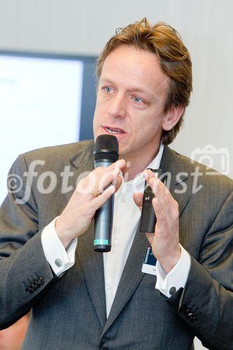 (C)fotodienst/Anna Rauchenberger Wien, 02.03.2011 - TomTom, weltweit führender Anbieter von Navigationslösungen und standortbezogenen Diensten, gab heute die exklusive Zusammenarbeit mit A1 bekannt. Gemeinsam bieten TomTom und A1 die TomTom LIVE Services inklusive HD Traffic erstmals in Österreich an. TomTom HD Traffic™ ist der weltweit genaueste und aktuellste  Verkehrsinformationsdienst. Die TomTom LIVE Services versorgen Fahrer mit nützlichen Informationen in Echtzeit, die dabei helfen, Zeit, Geld und Kraftstoff zu sparen. TomTom HD Traffic und die LIVE Services stehen Autofahrern in Österreich ab sofort zur Verfügung. FOTO: Diederik Nederlof, Senior Vice President Sales EMEA, Tom Tom