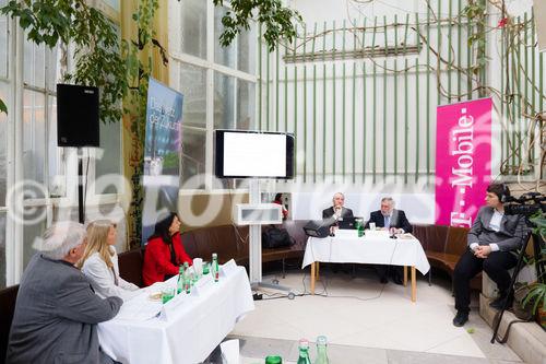 (c) fotodienst / Johannes Brunnbauer | Präsentation des 'T-Mobile Umwelt- und Nachhaltigkeitsfonds' 
Im Bild.vlnr.:
Helmut Pöchlaner, Sascha Walleczek, Monika Langthaler, Robert Chvátal und Franz Fischler