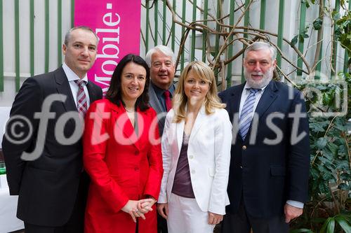 (c) fotodienst / Johannes Brunnbauer | Präsentation des 'T-Mobile Umwelt- und Nachhaltigkeitsfonds' 
Im Bild.vlnr.:
Robert Chvátal, Monika Langthaler, Helmut Pöchlaner, Sascha Walleczek und Franz Fischler