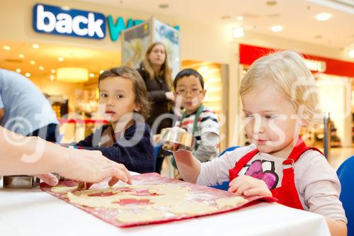  (C) fotodienst.at / Anna Rauchenberger - Wien, am 08.12.2011 - backWERK Im Donauzentrum hatten heute die kleinen Gäste die Möglichkeit, köstliche Kekse in lustigen Formen zu backen.: