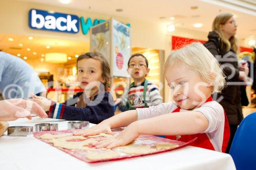  (C) fotodienst.at / Anna Rauchenberger - Wien, am 08.12.2011 - backWERK Im Donauzentrum hatten heute die kleinen Gäste die Möglichkeit, köstliche Kekse in lustigen Formen zu backen.: