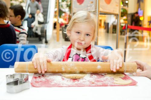  (C) fotodienst.at / Anna Rauchenberger - Wien, am 08.12.2011 - backWERK Im Donauzentrum hatten heute die kleinen Gäste die Möglichkeit, köstliche Kekse in lustigen Formen zu backen.: