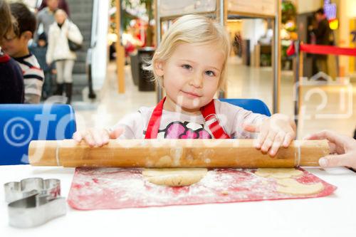  (C) fotodienst.at / Anna Rauchenberger - Wien, am 08.12.2011 - backWERK Im Donauzentrum hatten heute die kleinen Gäste die Möglichkeit, köstliche Kekse in lustigen Formen zu backen.: