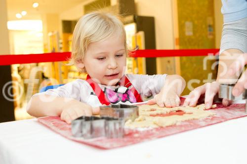  (C) fotodienst.at / Anna Rauchenberger - Wien, am 08.12.2011 - backWERK Im Donauzentrum hatten heute die kleinen Gäste die Möglichkeit, köstliche Kekse in lustigen Formen zu backen.: