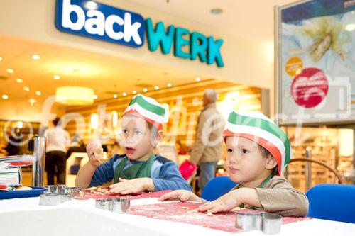  (C) fotodienst.at / Anna Rauchenberger - Wien, am 08.12.2011 - backWERK Im Donauzentrum hatten heute die kleinen Gäste die Möglichkeit, köstliche Kekse in lustigen Formen zu backen.: