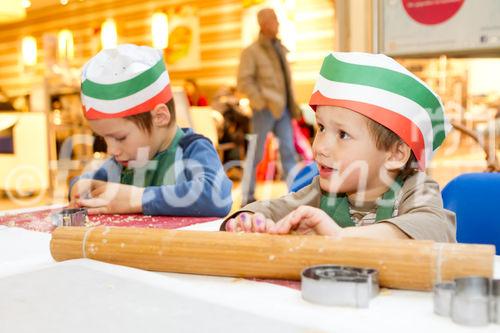  (C) fotodienst.at / Anna Rauchenberger - Wien, am 08.12.2011 - backWERK Im Donauzentrum hatten heute die kleinen Gäste die Möglichkeit, köstliche Kekse in lustigen Formen zu backen.: