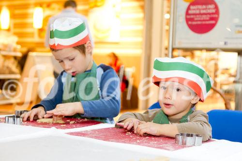  (C) fotodienst.at / Anna Rauchenberger - Wien, am 08.12.2011 - backWERK Im Donauzentrum hatten heute die kleinen Gäste die Möglichkeit, köstliche Kekse in lustigen Formen zu backen.: