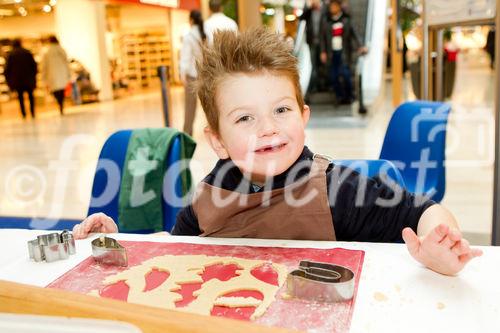  (C) fotodienst.at / Anna Rauchenberger - Wien, am 08.12.2011 - backWERK Im Donauzentrum hatten heute die kleinen Gäste die Möglichkeit, köstliche Kekse in lustigen Formen zu backen.: