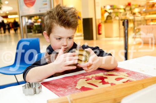  (C) fotodienst.at / Anna Rauchenberger - Wien, am 08.12.2011 - backWERK Im Donauzentrum hatten heute die kleinen Gäste die Möglichkeit, köstliche Kekse in lustigen Formen zu backen.: