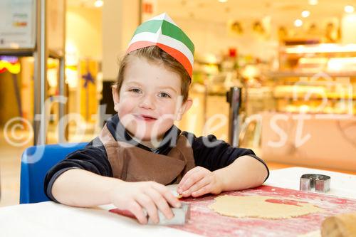  (C) fotodienst.at / Anna Rauchenberger - Wien, am 08.12.2011 - backWERK Im Donauzentrum hatten heute die kleinen Gäste die Möglichkeit, köstliche Kekse in lustigen Formen zu backen.: