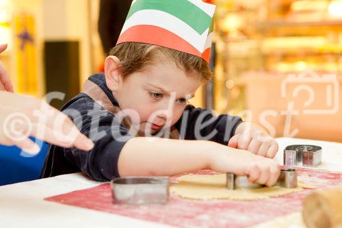  (C) fotodienst.at / Anna Rauchenberger - Wien, am 08.12.2011 - backWERK Im Donauzentrum hatten heute die kleinen Gäste die Möglichkeit, köstliche Kekse in lustigen Formen zu backen.: