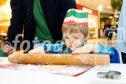 (C) fotodienst.at / Anna Rauchenberger - Wien, am 08.12.2011 - backWERK Im Donauzentrum hatten heute die kleinen Gäste die Möglichkeit, köstliche Kekse in lustigen Formen zu backen.: