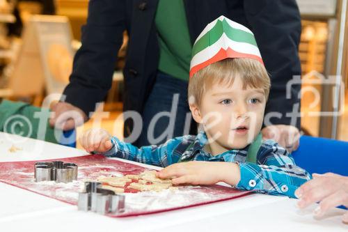  (C) fotodienst.at / Anna Rauchenberger - Wien, am 08.12.2011 - backWERK Im Donauzentrum hatten heute die kleinen Gäste die Möglichkeit, köstliche Kekse in lustigen Formen zu backen.: