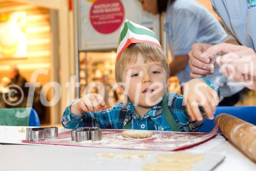  (C) fotodienst.at / Anna Rauchenberger - Wien, am 08.12.2011 - backWERK Im Donauzentrum hatten heute die kleinen Gäste die Möglichkeit, köstliche Kekse in lustigen Formen zu backen.: