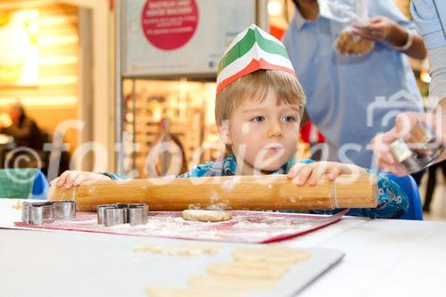  (C) fotodienst.at / Anna Rauchenberger - Wien, am 08.12.2011 - backWERK Im Donauzentrum hatten heute die kleinen Gäste die Möglichkeit, köstliche Kekse in lustigen Formen zu backen.: