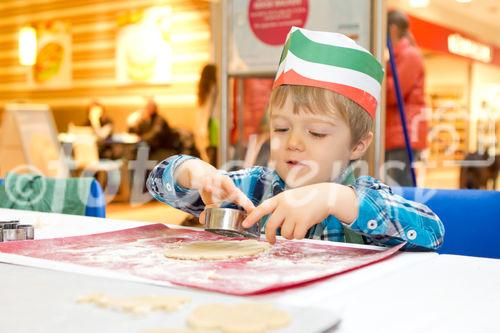  (C) fotodienst.at / Anna Rauchenberger - Wien, am 08.12.2011 - backWERK Im Donauzentrum hatten heute die kleinen Gäste die Möglichkeit, köstliche Kekse in lustigen Formen zu backen.: