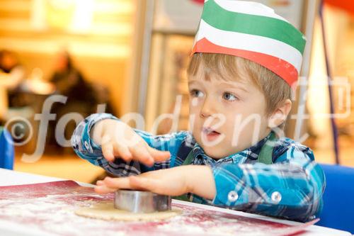  (C) fotodienst.at / Anna Rauchenberger - Wien, am 08.12.2011 - backWERK Im Donauzentrum hatten heute die kleinen Gäste die Möglichkeit, köstliche Kekse in lustigen Formen zu backen.: