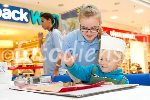  (C) fotodienst.at / Anna Rauchenberger - Wien, am 08.12.2011 - backWERK Im Donauzentrum hatten heute die kleinen Gäste die Möglichkeit, köstliche Kekse in lustigen Formen zu backen.: