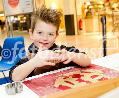  (C) fotodienst.at / Anna Rauchenberger - Wien, am 08.12.2011 - backWERK Im Donauzentrum hatten heute die kleinen Gäste die Möglichkeit, köstliche Kekse in lustigen Formen zu backen.: