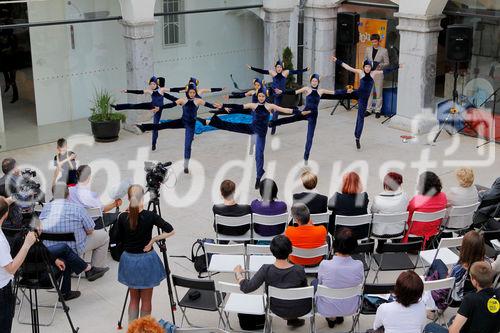 (C) fotodienst/ Daniel Novakovic- Ljubljana, 20.5.2011 - STA marketing; Im Rahmen des European Year of Volunteering (EYV) macht die EYV-Tour 2011 ab 20. Mai Station in Ljubljana, Slovenien. FOTO: Dance Group Forma