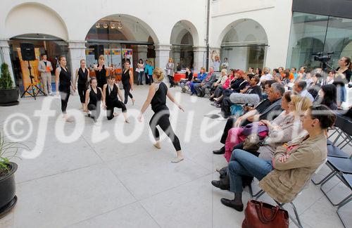 (C) fotodienst/ Daniel Novakovic- Ljubljana, 20.5.2011 - STA marketing; Im Rahmen des European Year of Volunteering (EYV) macht die EYV-Tour 2011 ab 20. Mai Station in Ljubljana, Slovenien. FOTO: Dance Group Forma