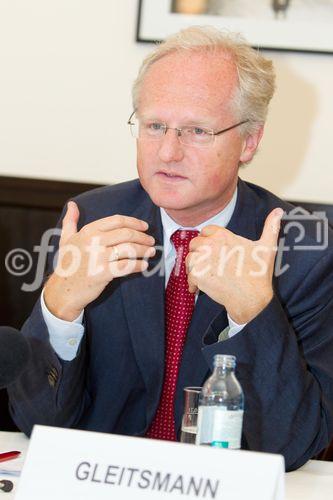 (C) fotodienst.at /Anna Rauchenberger  - Wien, 27.05.2011 –  Chronisch entzündliche Darmerkrankungen (CED) bedeuten für die Betroffenen neben dem chronischen Durchfall oft andauernde Schmerzen, Blutungen, Appetitlosigkeit, Müdigkeit und eine Vielzahl an Begleiterkrankungen der Gelenke, Haut und Augen. Gezielte Aktionen, wie der Toilet Race am Wiener Michaelerplatz, sollen die Bevölkerung auf chronisch entzündliche Darmerkrankungen aufmerksam machen und darüber aufklären. FOTO: FOTO: Dr. Martin Gleitsmann, Leiter Abteilung Sozialpolitik und Gesundheit der Wirschaftskammer Österreich