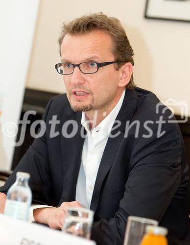 (C) fotodienst.at /Anna Rauchenberger  - Wien, 27.05.2011 –  Chronisch entzündliche Darmerkrankungen (CED) bedeuten für die Betroffenen neben dem chronischen Durchfall oft andauernde Schmerzen, Blutungen, Appetitlosigkeit, Müdigkeit und eine Vielzahl an Begleiterkrankungen der Gelenke, Haut und Augen. Gezielte Aktionen, wie der Toilet Race am Wiener Michaelerplatz, sollen die Bevölkerung auf chronisch entzündliche Darmerkrankungen aufmerksam machen und darüber aufklären. FOTO: a.o. Univ. Prof. Walter Reinisch, Facharzt für Innere Medizin, Universität Wien, Leiter der Areitsgruppe CED der ÖGGH