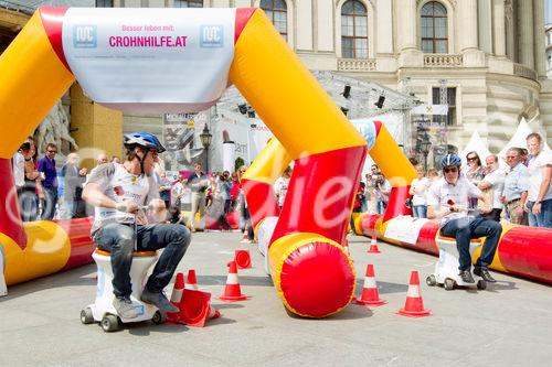 (C) fotodienst.at /Anna Rauchenberger  - Wien, 27.05.2011 –  Chronisch entzündliche Darmerkrankungen (CED) bedeuten für die Betroffenen neben dem chronischen Durchfall oft andauernde Schmerzen, Blutungen, Appetitlosigkeit, Müdigkeit und eine Vielzahl an Begleiterkrankungen der Gelenke, Haut und Augen. Gezielte Aktionen, wie der Toilet Race am Wiener Michaelerplatz, sollen die Bevölkerung auf chronisch entzündliche Darmerkrankungen aufmerksam machen und darüber aufklären. FOTO: Toilet Race