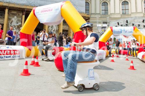 (C) fotodienst.at /Anna Rauchenberger  - Wien, 27.05.2011 –  Chronisch entzündliche Darmerkrankungen (CED) bedeuten für die Betroffenen neben dem chronischen Durchfall oft andauernde Schmerzen, Blutungen, Appetitlosigkeit, Müdigkeit und eine Vielzahl an Begleiterkrankungen der Gelenke, Haut und Augen. Gezielte Aktionen, wie der Toilet Race am Wiener Michaelerplatz, sollen die Bevölkerung auf chronisch entzündliche Darmerkrankungen aufmerksam machen und darüber aufklären. FOTO: Toilet Race