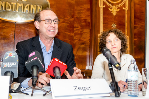 Pressekonferenz am 9.1.14: Österreichische Hausärzte empfehlen: Raus aus ELGA! FOTO: Dr. Hans G. Zeger,
Obmann der ARGE Daten. FOTO vlnr.: Dr. Hans G. Zeger, Obmann der ARGE Daten und Dr. Eva Raunig, Bundessekretärin des Österreichischen Hausärzteverbandes