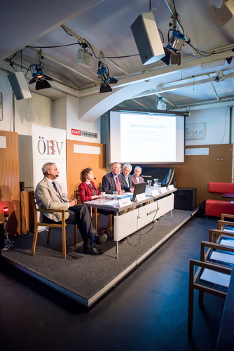 Auf Einladung des Österreichischen Hausärzteverbandes diskutierten Dr. Johannes Pietschmann, Dr. Christian Euler, Dr.in Eva Launig sowie Dr. Wolfgang Werner unter der Moderation von Dr. Wolfgang Geppert über Primärversorgungszentren als 