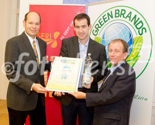  (C) fotodienst.at / Anna Rauchenberger - Wien, am 03.11.2011 - Das Gasteiner Mineralwasser wurde als erstes Produkt im Bundesland Salzburg zu den GREEN BRAND Austria 2011/2012 ausgezeichnet. Mit der Auszeichnung werden all jene Marken geehrt, die nachweisbar ökologisch nachhaltig sind bzw. produziert werden und somit eine hohe - nationale wie internationale - Anerkennung verdienen. FOTO v.l. Norbert Lux, COO der GREEN BRANDS Organisation, Rainer Widmar, Geschäftsführer der Gasteiner Mineralwasser GmbH, Dr. Friedrich Hinterberger, Präsident des wissenschaftlichen Nachhaltigkeitsinstitut SERI: