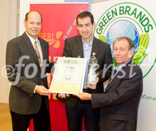  (C) fotodienst.at / Anna Rauchenberger - Wien, am 03.11.2011 - Das Gasteiner Mineralwasser wurde als erstes Produkt im Bundesland Salzburg zu den GREEN BRAND Austria 2011/2012 ausgezeichnet. Mit der Auszeichnung werden all jene Marken geehrt, die nachweisbar ökologisch nachhaltig sind bzw. produziert werden und somit eine hohe - nationale wie internationale - Anerkennung verdienen. FOTO v.l. Norbert Lux, COO der GREEN BRANDS Organisation, Rainer Widmar, Geschäftsführer der Gasteiner Mineralwasser GmbH, Dr. Friedrich Hinterberger, Präsident des wissenschaftlichen Nachhaltigkeitsinstitut SERI: