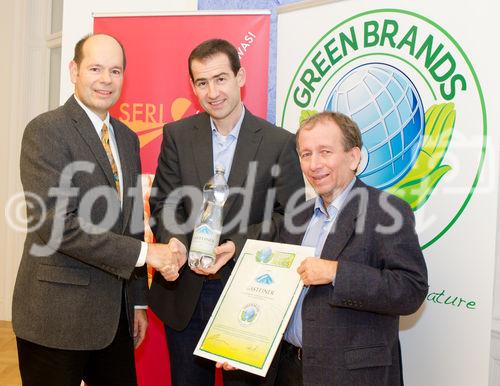  (C) fotodienst.at / Anna Rauchenberger - Wien, am 03.11.2011 - Das Gasteiner Mineralwasser wurde als erstes Produkt im Bundesland Salzburg zu den GREEN BRAND Austria 2011/2012 ausgezeichnet. Mit der Auszeichnung werden all jene Marken geehrt, die nachweisbar ökologisch nachhaltig sind bzw. produziert werden und somit eine hohe - nationale wie internationale - Anerkennung verdienen. FOTO v.l. Norbert Lux, COO der GREEN BRANDS Organisation, Rainer Widmar, Geschäftsführer der Gasteiner Mineralwasser GmbH, Dr. Friedrich Hinterberger, Präsident des wissenschaftlichen Nachhaltigkeitsinstitut SERI: