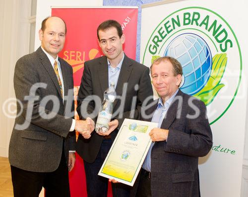  (C) fotodienst.at / Anna Rauchenberger - Wien, am 03.11.2011 - Das Gasteiner Mineralwasser wurde als erstes Produkt im Bundesland Salzburg zu den GREEN BRAND Austria 2011/2012 ausgezeichnet. Mit der Auszeichnung werden all jene Marken geehrt, die nachweisbar ökologisch nachhaltig sind bzw. produziert werden und somit eine hohe - nationale wie internationale - Anerkennung verdienen. FOTO v.l. Norbert Lux, COO der GREEN BRANDS Organisation, Rainer Widmar, Geschäftsführer der Gasteiner Mineralwasser GmbH, Dr. Friedrich Hinterberger, Präsident des wissenschaftlichen Nachhaltigkeitsinstitut SERI: