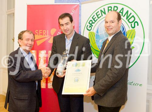  (C) fotodienst.at / Anna Rauchenberger - Wien, am 03.11.2011 - Das Gasteiner Mineralwasser wurde als erstes Produkt im Bundesland Salzburg zu den GREEN BRAND Austria 2011/2012 ausgezeichnet. Mit der Auszeichnung werden all jene Marken geehrt, die nachweisbar ökologisch nachhaltig sind bzw. produziert werden und somit eine hohe - nationale wie internationale - Anerkennung verdienen. FOTO v.l.  Dr. Friedrich Hinterberger, Präsident des wissenschaftlichen Nachhaltigkeitsinstitut SERI,  Rainer Widmar, Geschäftsführer der Gasteiner Mineralwasser GmbH, Norbert Lux, COO der GREEN BRANDS Organisation: