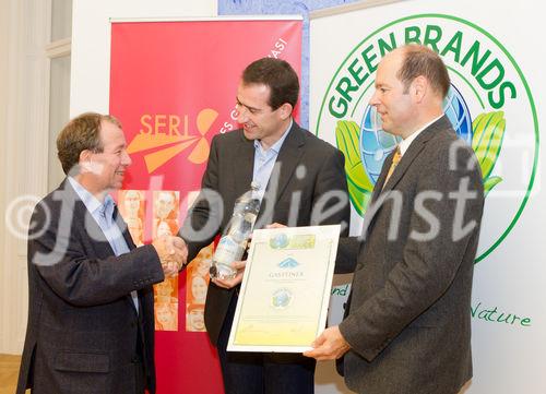  (C) fotodienst.at / Anna Rauchenberger - Wien, am 03.11.2011 - Das Gasteiner Mineralwasser wurde als erstes Produkt im Bundesland Salzburg zu den GREEN BRAND Austria 2011/2012 ausgezeichnet. Mit der Auszeichnung werden all jene Marken geehrt, die nachweisbar ökologisch nachhaltig sind bzw. produziert werden und somit eine hohe - nationale wie internationale - Anerkennung verdienen. FOTO v.l.  Dr. Friedrich Hinterberger, Präsident des wissenschaftlichen Nachhaltigkeitsinstitut SERI,  Rainer Widmar, Geschäftsführer der Gasteiner Mineralwasser GmbH, Norbert Lux, COO der GREEN BRANDS Organisation: