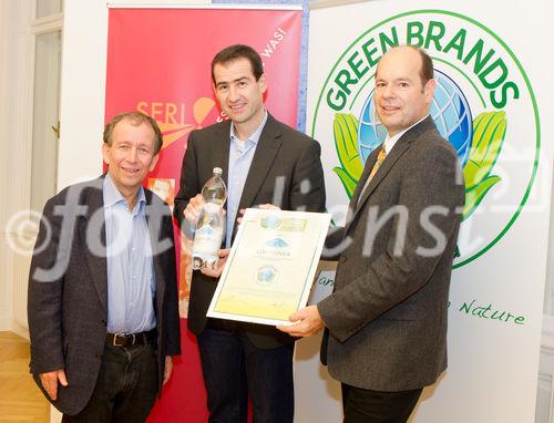  (C) fotodienst.at / Anna Rauchenberger - Wien, am 03.11.2011 - Das Gasteiner Mineralwasser wurde als erstes Produkt im Bundesland Salzburg zu den GREEN BRAND Austria 2011/2012 ausgezeichnet. Mit der Auszeichnung werden all jene Marken geehrt, die nachweisbar ökologisch nachhaltig sind bzw. produziert werden und somit eine hohe - nationale wie internationale - Anerkennung verdienen. FOTO v.l.  Dr. Friedrich Hinterberger, Präsident des wissenschaftlichen Nachhaltigkeitsinstitut SERI,  Rainer Widmar, Geschäftsführer der Gasteiner Mineralwasser GmbH, Norbert Lux, COO der GREEN BRANDS Organisation: