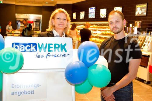  (c) fotodienst/Anna Rauchenberger - Wien, am 15.06.2012 - Nach einigen Wochen des Umbaus und der Renovierung feierte die backWERK Filiale in der SCS heute ihre Wiedereröffnung. FOTO Ingrid Dubowy, Geschäftsführerin und  Roman Schenk, Filialleiter backWERK: