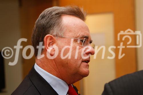 (c) fotodienst/Wolfgang Riepl - Eisenstadt, am 01.02.2012 -
im Bild: Landeshauptmann Hans Niessl