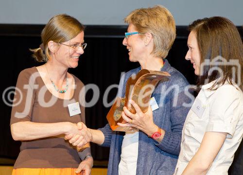  (c) fotodienst/Anna Rauchenberger - Wien, am 01.05.2012 – Die SozialMarie, ein Preis, der soziale Innovation auszeichnet, wurde heuer zum achten Mal  von der Unruhe Privatstiftung vergeben. Auch diesmal bewarben sich Teilnehmer aus Österreich sowie aus dem benachbarten Ausland um den begehrten Preis. FOTO v.l. Petra Radeschnig, Jurymitglied, überreicht den 1. Preis an ProjektvertreterInnen 