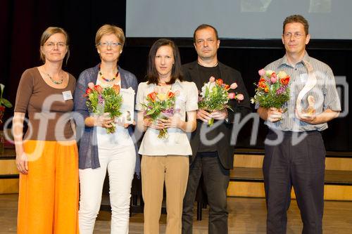  (c) fotodienst/Anna Rauchenberger - Wien, am 01.05.2012 – Die SozialMarie, ein Preis, der soziale Innovation auszeichnet, wurde heuer zum achten Mal  von der Unruhe Privatstiftung vergeben. Auch diesmal bewarben sich Teilnehmer aus Österreich sowie aus dem benachbarten Ausland um den begehrten Preis. FOTO v.l. Petra Radeschnig, Jurymitglied,  mit den Gewinnern des 1. Preises mit dem Projekt 