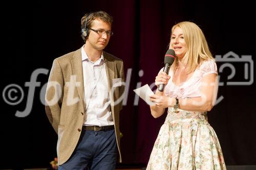  (c) fotodienst/Anna Rauchenberger - Wien, am 01.05.2012 – Die SozialMarie, ein Preis, der soziale Innovation auszeichnet, wurde heuer zum achten Mal  von der Unruhe Privatstiftung vergeben. Auch diesmal bewarben sich Teilnehmer aus Österreich sowie aus dem benachbarten Ausland um den begehrten Preis. FOTO Barbara van Melle, Moderation (re) mit Ehrenschutz Milan Gauder(unterstützt das Projekt  