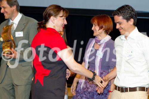  (c) fotodienst/Anna Rauchenberger - Wien, am 01.05.2012 – Die SozialMarie, ein Preis, der soziale Innovation auszeichnet, wurde heuer zum achten Mal  von der Unruhe Privatstiftung vergeben. Auch diesmal bewarben sich Teilnehmer aus Österreich sowie aus dem benachbarten Ausland um den begehrten Preis. FOTO v.l. Birgit Schörg, Jurymitglied, überreicht den 3. Preis an ProjektvertreterInnen 