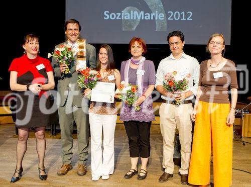  (c) fotodienst/Anna Rauchenberger - Wien, am 01.05.2012 – Die SozialMarie, ein Preis, der soziale Innovation auszeichnet, wurde heuer zum achten Mal  von der Unruhe Privatstiftung vergeben. Auch diesmal bewarben sich Teilnehmer aus Österreich sowie aus dem benachbarten Ausland um den begehrten Preis. FOTO v.l. Birgit Schörg, Jurymitglied, Gewinner des 3. Preises: ProjektvertreterInnen 